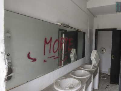 Entriamo. Ci imbattiamo subito nei bagni, o meglio di ci� che resta: in una delle toilette permane per� un grande specchio sul quale qualcuno ha scritto con uno spray rosso la parola �morte�